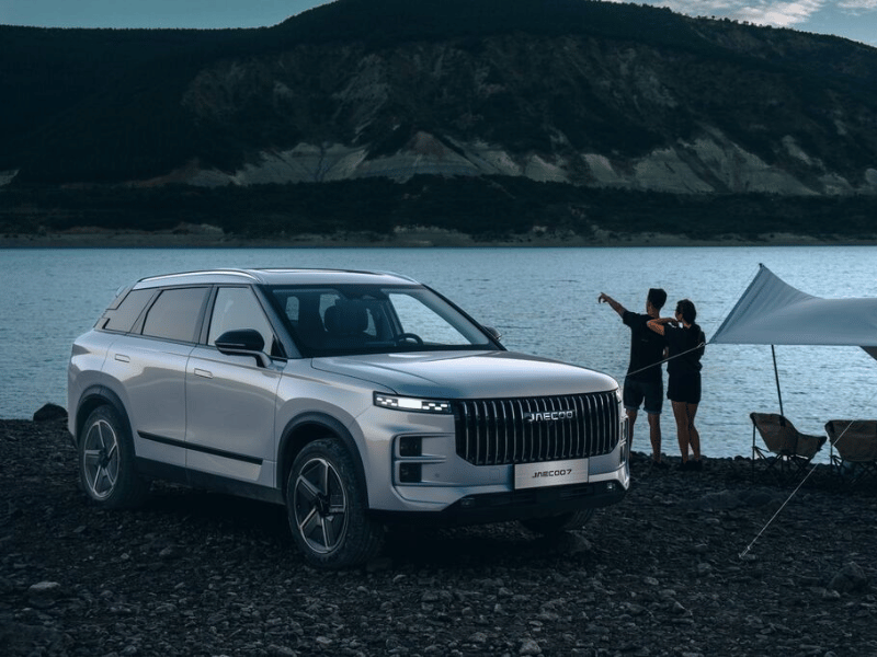 JAECOO Parked by a lake