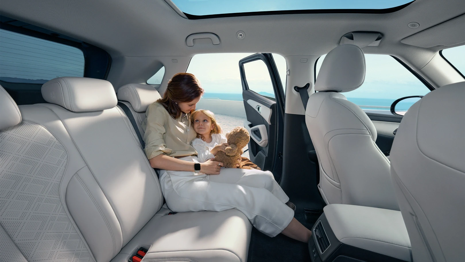 Image of mother and child sat in rear seats of BYD ATTO 2 DM-i